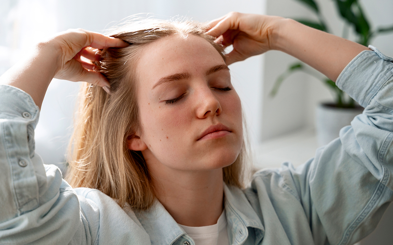 Learn how to Deal with an Itchy Scalp With out Making It Worse